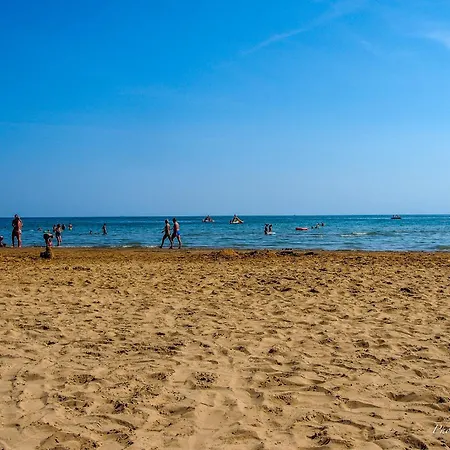 Coastal Escape Flat With Common Pool Apartman Bibione